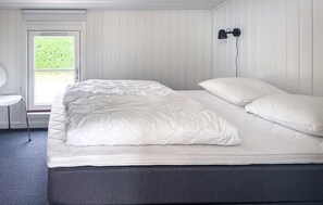 3 bedrooms, travel cot, free WiFi - 3 bedroom nice home in Tarm (Tarm)
