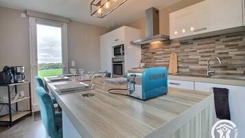 Een koelkast, een magnetron, een oven, een kookplaat