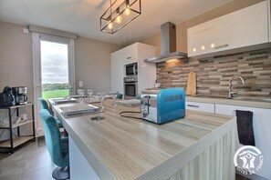 ثلاجة، ميكروويف، فرن، موقد طهي مسطح