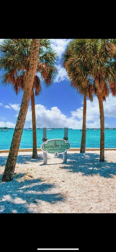 Welcoming spacious Beach Cottage in  Sarasota near Siesta Key  w/ Luxury Decor