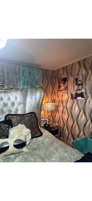 2 bedrooms, iron/ironing board, WiFi, bed sheets - Welcoming spacious Beach Cottage in  Sarasota near Siesta Key  w/ Luxury Decor (Sarasota)