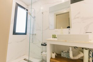 Shower, hair dryer, towels, toilet paper - Villa Iris- Private Pool retreat in Las Iguanas Golf Residence, Cap Cana (Punta Cana)