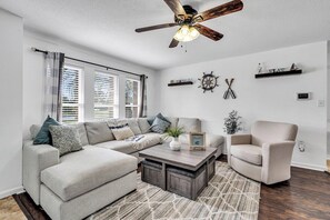 Smart TV, books - Waterside Villa | Private Pool + Outdoor Dining (Sarasota)