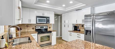 冷蔵庫、電子レンジ、オーブン、コンロ