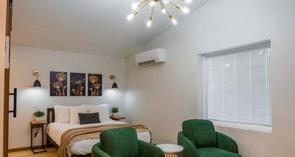 Studio Luxe | 1bd/1ba Newly Renovated Apartment!