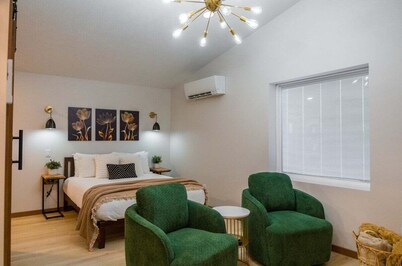 Studio Luxe | 1bd/1ba Newly Renovated Apartment!