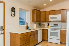 冷蔵庫、電子レンジ、オーブン、コンロ