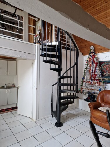 Quiet country house with access to garden. Pets allowed