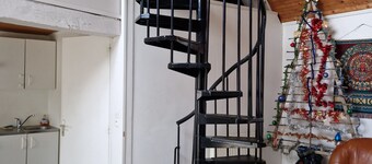 Quiet country house with access to garden. Pets allowed