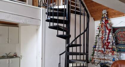 Quiet country house with access to garden. Pets allowed