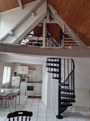 Quiet country house with access to garden. Pets allowed