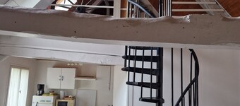 Quiet country house with access to garden. Pets allowed