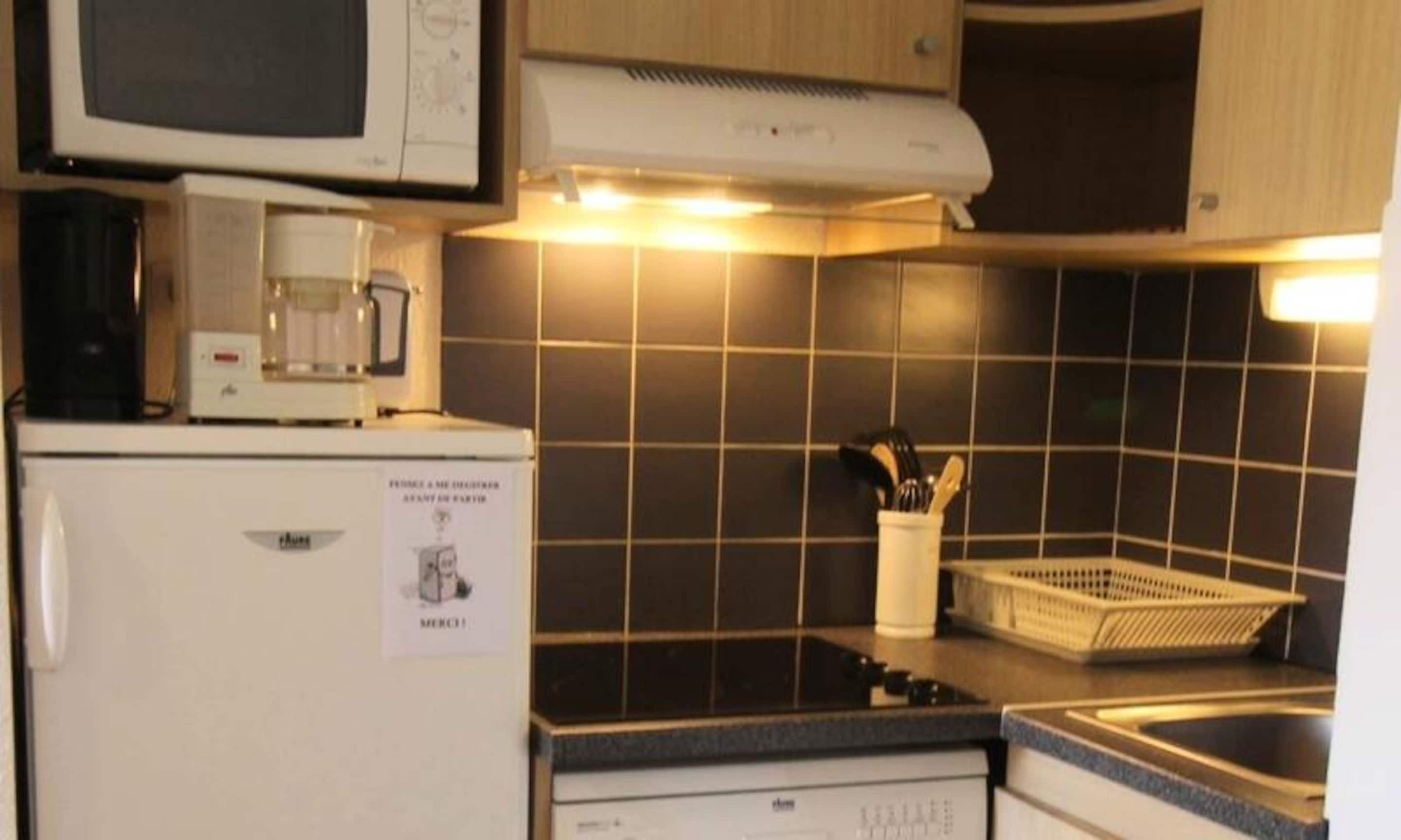 Microwave, dishwasher, coffee/tea maker, electric kettle