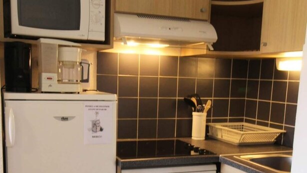 Mesin pembuat kopi/teh, microwave, dan mesin pencuci piring