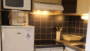 Microwave, dishwasher, coffee/tea maker, electric kettle