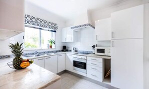 Fridge, microwave, oven, dishwasher - House in Budens With Ocean Views & Pool (Vila do Bispo)