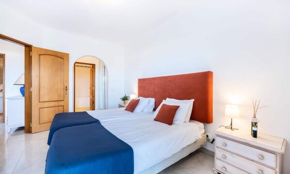 Iron/ironing board - House in Budens With Ocean Views & Pool (Vila do Bispo)