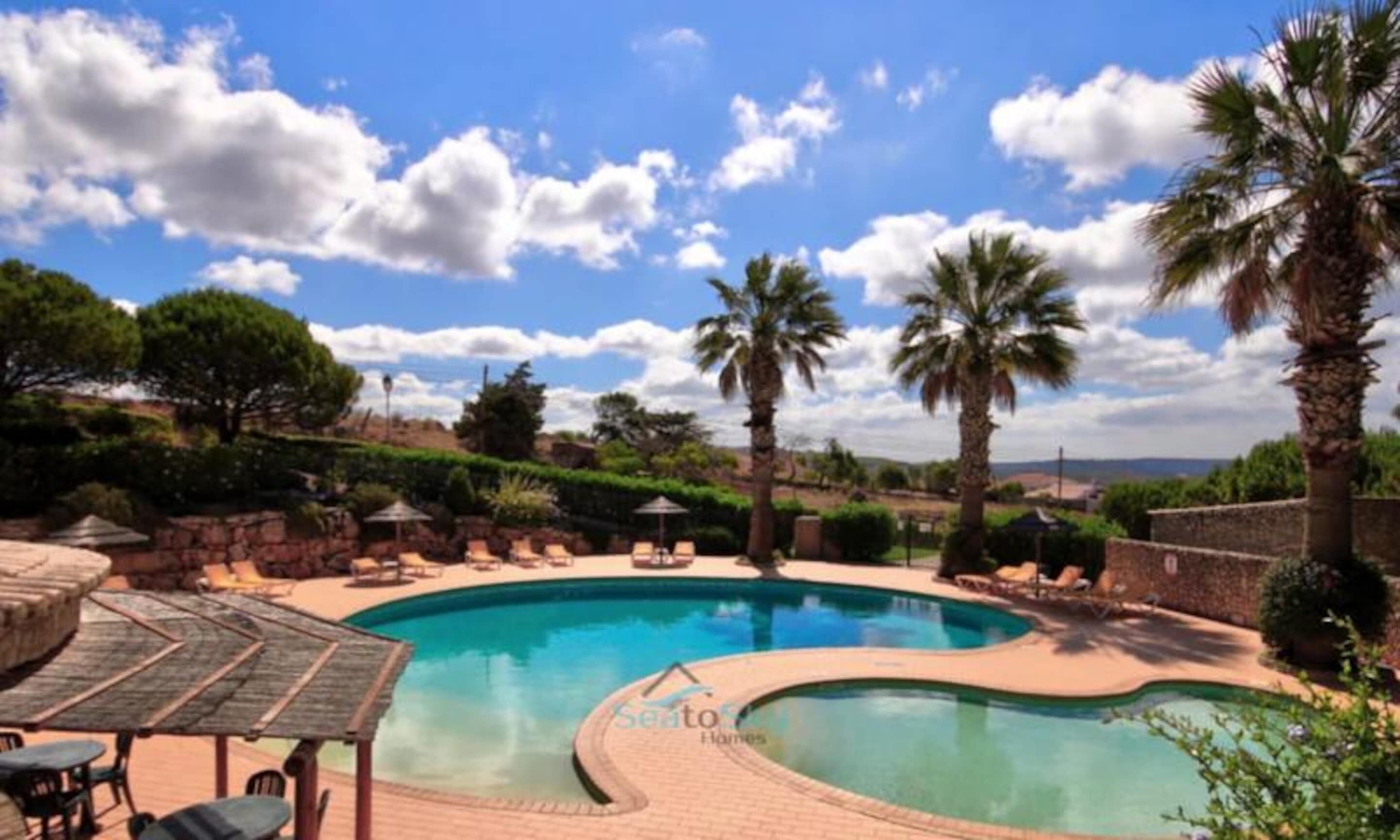 Una piscina al aire libre