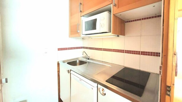Wasserkocher mit Kaffee-/Teezubehör, Kühlschrank, Mikrowelle, Toaster