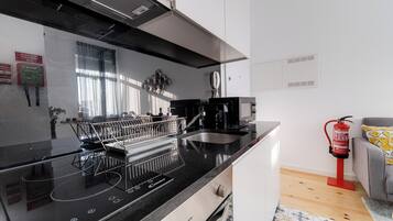 Lemari es, microwave, oven, dan kompor