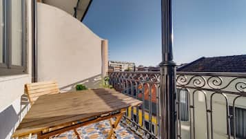 Eenvoudig appartement, balkon, uitzicht op stad | Terras