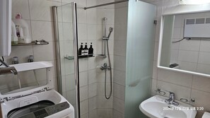 Een douche, een haardroger, een bidet, handdoeken