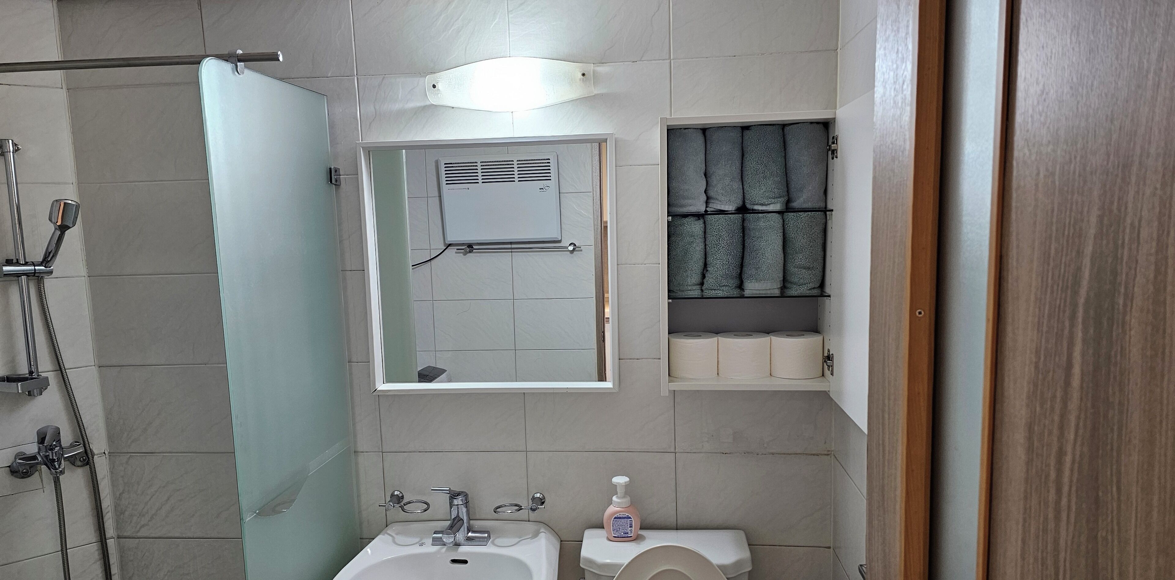 Dusche, Haartrockner, Bidet, Handtücher