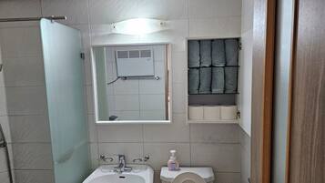 Doccia, asciugacapelli, bidet, asciugamani