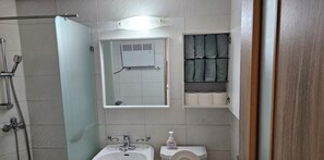 シャワー、ヘアドライヤー、ビデ、タオル