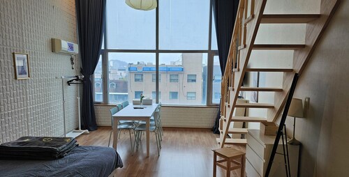 인천공항에서 직접 연결 될 수 있고, 비나 눈을 맞지 않고 올 수 있는 숙소. 어디든 갈 수 있는 지하철이나 버스가 1분 거리에 있는 숙소.