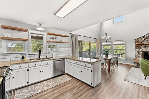 Spacious! Heated Swim Spa / Pool / Hot Tub -Events & Weddings Welcome! Sleeps 14