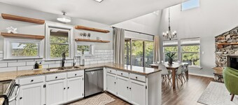 Spacious! Heated Swim Spa / Pool / Hot Tub -Events & Weddings Welcome! Sleeps 14