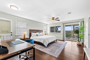 4 habitaciones, escritorio y tabla de planchar con plancha 
