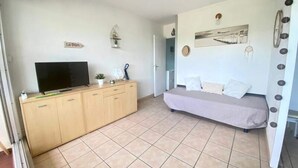 Room - Apartment in Grau du Roi Near Espiguette (Le Grau-Du-Roi)