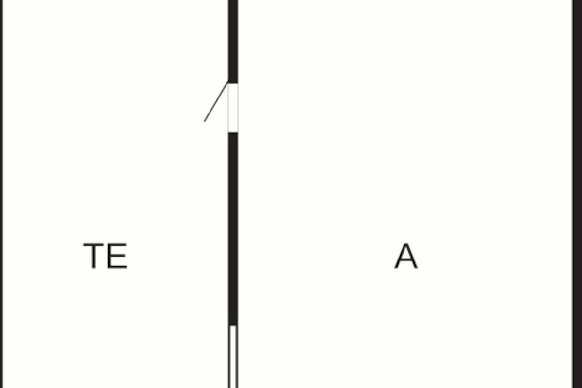 Um quarto com disposição alongada e estreita, dividido em três áreas identificadas pelas letras TE, K e A.