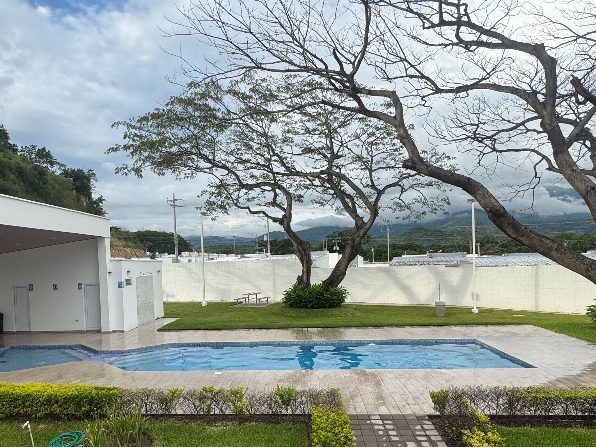 Una piscina al aire libre
