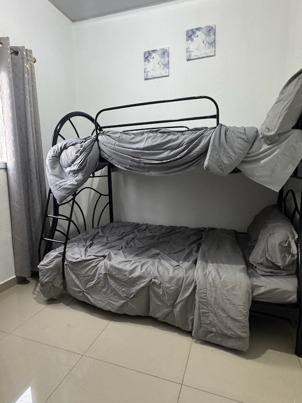 2 室のベッドルーム、アイロン / アイロン台、WiFi、ベッドシーツ