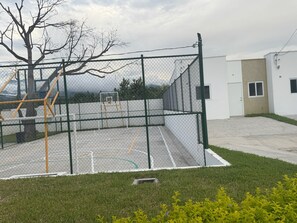 Sport court - Cozy and modern home, perfect for a family or a small group with a private stay. (Metapan)