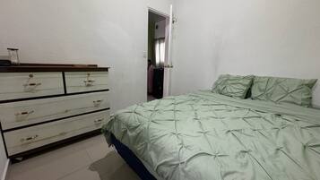 2 bedrooms, iron/ironing board, WiFi, bed sheets