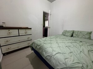 2 habitaciones, tabla de planchar con plancha, wifi y ropa de cama