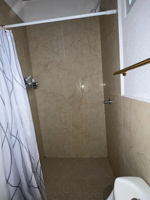 Shower, hair dryer, towels, soap - Cozy and modern home, perfect for a family or a small group with a private stay. (Metapan)