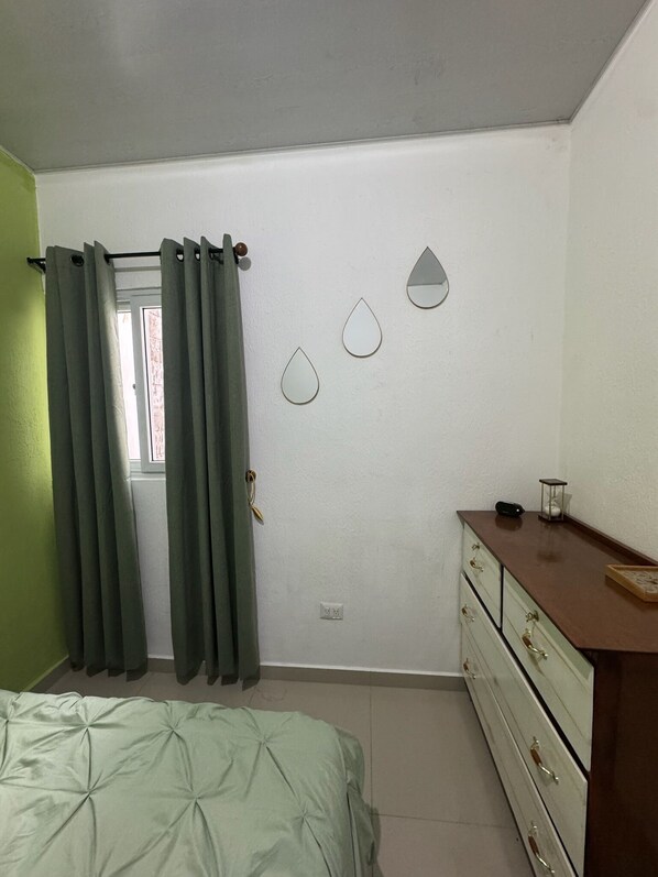 2 habitaciones, tabla de planchar con plancha, wifi y ropa de cama 