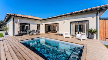 Indoor pool, outdoor pool