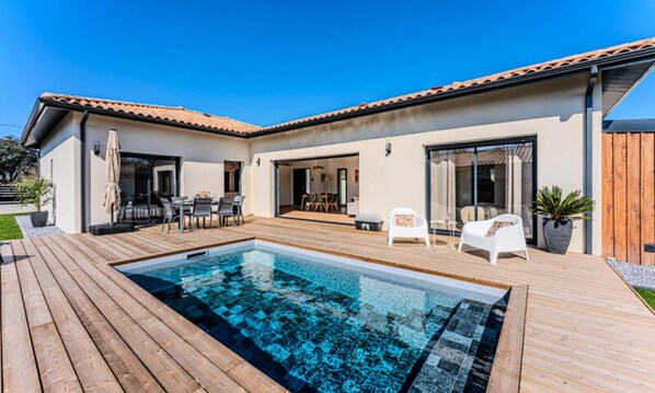Indoor pool, outdoor pool