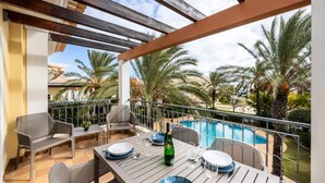 Outdoor dining - Apartments for 6 People (Lagos)