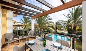 Outdoor dining - Apartments for 6 People (Lagos)
