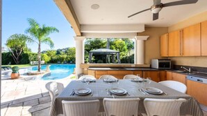 Outdoor dining - Villa 330m2, 6 Bedrooms, Heated Pool, Jacuzzi (Vallauris)