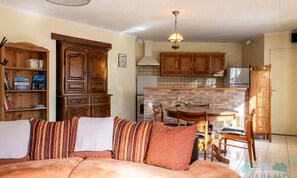 Living area - Apartment in Matignon Near Weekly Market (Matignon)