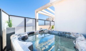 Outdoor spa tub - Apartment in Cannes With Private Jacuzzi (Cannes)