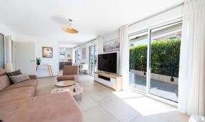 Living area - Apartment in Cannes With Private Jacuzzi (Cannes)